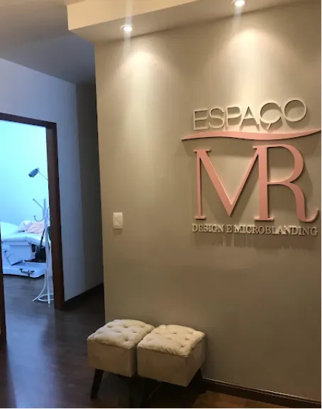 Recepção do Espaço MR com a logo na parede