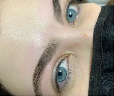Sobrancelha natural após design, closeup dos olhos